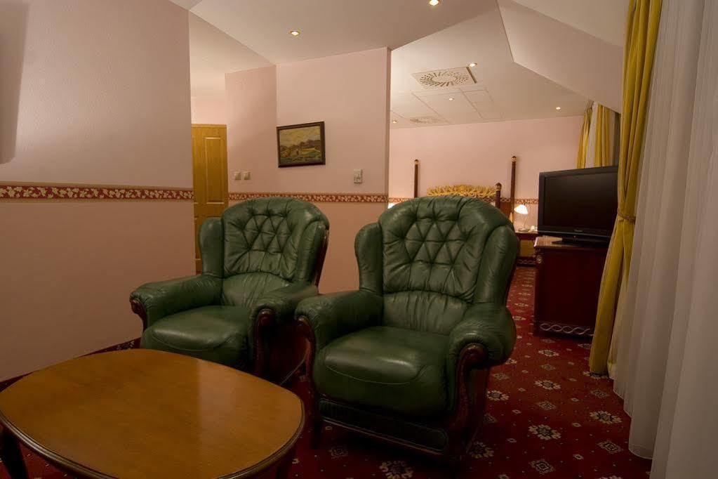 Hotel Alexander'S Nitra Ngoại thất bức ảnh